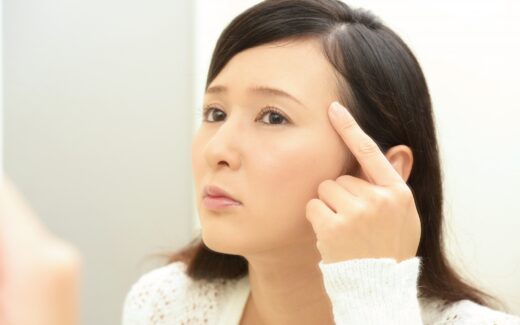 顔を気にする女性